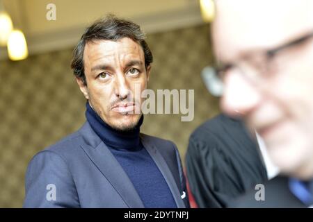 L'ancien avocat français Karim Achoui, flanqué de ses avocats, arrive au palais de justice pour le premier jour du procès des six hommes, membres du crime organisé, qui auraient tenté sa vie en 2007, à Paris, en France, le 17 septembre 2013. Photo de Mousse/ABACAPRESS.COM Banque D'Images