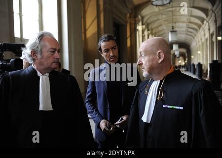L'ancien avocat français Karim Achoui, flanqué de ses avocats, arrive au palais de justice pour le premier jour du procès des six hommes, membres du crime organisé, qui auraient tenté sa vie en 2007, à Paris, en France, le 17 septembre 2013. Photo de Mousse/ABACAPRESS.COM Banque D'Images