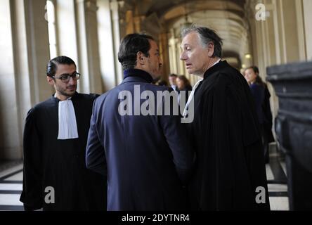 L'ancien avocat français Karim Achoui, flanqué de ses avocats, arrive au palais de justice pour le premier jour du procès des six hommes, membres du crime organisé, qui auraient tenté sa vie en 2007, à Paris, en France, le 17 septembre 2013. Photo de Mousse/ABACAPRESS.COM Banque D'Images