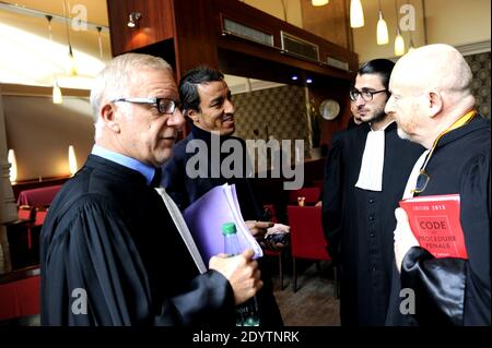 L'ancien avocat français Karim Achoui, flanqué de ses avocats, arrive au palais de justice pour le premier jour du procès des six hommes, membres du crime organisé, qui auraient tenté sa vie en 2007, à Paris, en France, le 17 septembre 2013. Photo de Mousse/ABACAPRESS.COM Banque D'Images