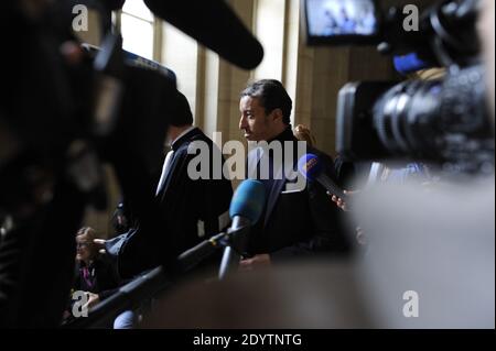 L'ancien avocat français Karim Achoui, flanqué de ses avocats, arrive au palais de justice pour le premier jour du procès des six hommes, membres du crime organisé, qui auraient tenté sa vie en 2007, à Paris, en France, le 17 septembre 2013. Photo de Mousse/ABACAPRESS.COM Banque D'Images