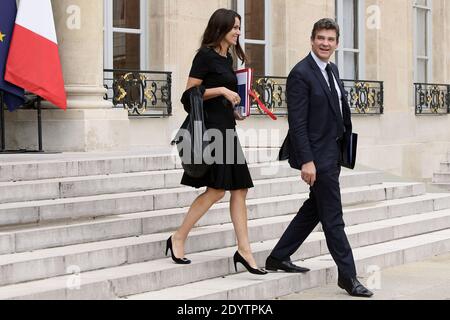 La ministre française de la Culture, Aurelie Filippetti, et la ministre française de la rénovation industrielle et de l'Industrie alimentaire, Arnaud Montebourg quittent le palais présidentiel de l'Elysée après la réunion hebdomadaire du cabinet, à Paris, en France, le 18 septembre 2013. Photo de Stephane Lemouton/ABACAPRESS.COM Banque D'Images