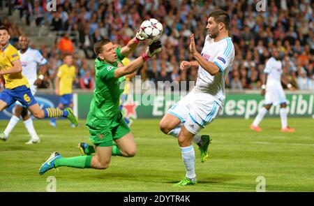 ANDRE-Pierre Gignac d'OM et Wojciech Szczesny, gardien de but d'Arsenal, lors du match de football du groupe F de l'UEFA Champions League, Olympique de Marseille contre Arsenal FC au stade vélodrome de Marseille, dans le sud de la France, le 18 septembre 2013. Arsenal a remporté la deuxième place. Photo de Christian Liewig/ABACAPRESS.COM Banque D'Images