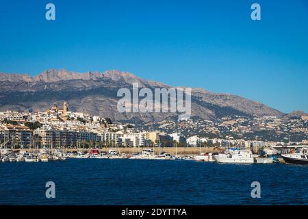 Port d'Altea avec vue sur la chaîne de montagnes avec la vieille ville et la cathédrale sur la journée ensoleillée sans nuages, Altea, Costa Blanca, Espagne Banque D'Images