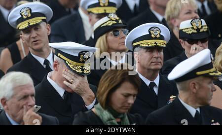Des officiers de la Marine assistent à un mémorial pour les victimes de la fusillade du Washington Navy Yard à la caserne de Marine, le 22 septembre 2013 à Washington, DC, Etats-Unis. La Présidente et la première Dame ont également rendu visite aux familles des victimes. Photo par Olivier Douliery/ABACAPRESS.COM Banque D'Images