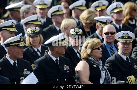 Des officiers de la Marine assistent à un mémorial pour les victimes de la fusillade du Washington Navy Yard à la caserne de Marine, le 22 septembre 2013 à Washington, DC, Etats-Unis. La Présidente et la première Dame ont également rendu visite aux familles des victimes. Photo par Olivier Douliery/ABACAPRESS.COM Banque D'Images
