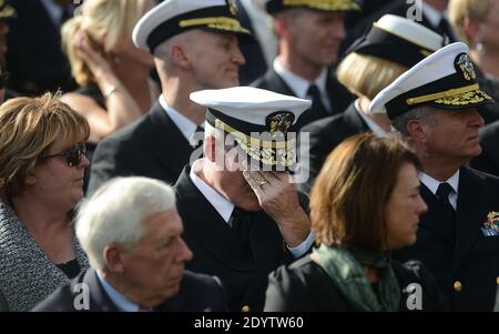 Des officiers de la Marine assistent à un mémorial pour les victimes de la fusillade du Washington Navy Yard à la caserne de Marine, le 22 septembre 2013 à Washington, DC, Etats-Unis. La Présidente et la première Dame ont également rendu visite aux familles des victimes. Photo par Olivier Douliery/ABACAPRESS.COM Banque D'Images