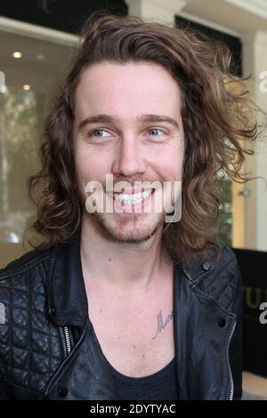 Julien Dore arrive à l'enregistrement de la TV Show-vivre Dimanche qui s'est tenue au Studio Gabriel à Paris, France, le 24 septembre 2013. Photo de Audrey Poree/ABACAPRESS.COM Banque D'Images