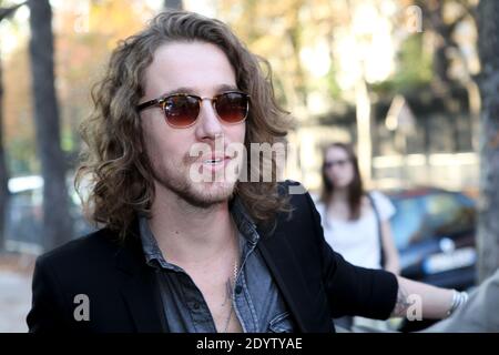 Julien Dore arrive à l'enregistrement de la TV Show-vivre Dimanche qui s'est tenue au Studio Gabriel à Paris, France, le 24 septembre 2013. Photo de Audrey Poree/ABACAPRESS.COM Banque D'Images