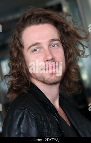 Julien Dore arrive à l'enregistrement de la TV Show-vivre Dimanche qui s'est tenue au Studio Gabriel à Paris, France, le 24 septembre 2013. Photo de Audrey Poree/ABACAPRESS.COM Banque D'Images