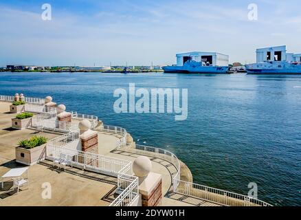 L’usine de fabrication de navires d’Austal USA, située sur la rivière Mobile, est photographiée au Mobile Convention Center, le 25 août 2017, à Mobile, Alabama. Banque D'Images