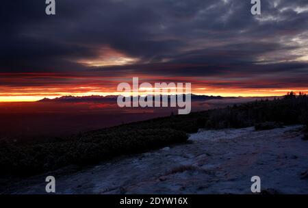 Lever de soleil en hiver à Pilsk. Vue sur les montagnes Tatra depuis le sommet de Pilsko. Banque D'Images