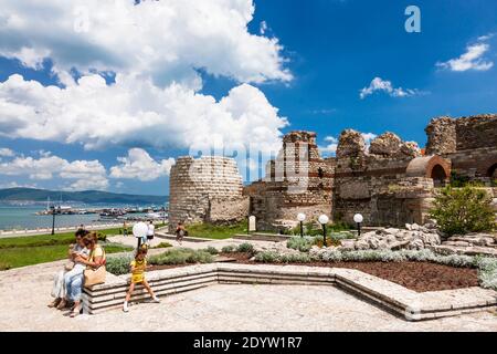 Fortifications à l'entrée de l'île de Nesebar, ville ancienne de Nessebar, Nessebar, province de Burgas, Bulgarie, Europe du Sud-est, Europe Banque D'Images