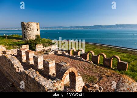 Ruines de l'église Sainte-mère Éléusa, et mer Noire, ancienne ville de Nessebar, Nessebar, Nessebar, province de Burgas, Bulgarie, Europe du Sud-est, Europe Banque D'Images