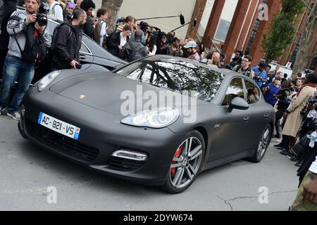 Kanye West (ici dans sa Porsche Panamera) participant au salon de la collection prêt-à-porter printemps-été 2014 de Céline, qui s'est tenu au tennis Club de Paris, en France, le 29 septembre 2013. Photo de Nicolas Briquet/ABACAPRESS.COM Banque D'Images