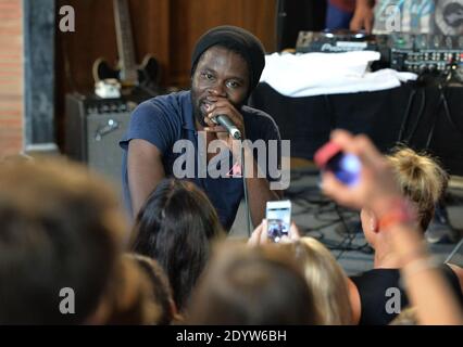 Fefe se produit lors du festival W9 Home à Paris, France, le 28 septembre 2013. Photo de Jeremy Charriau/ABACAPRESS.COM Banque D'Images