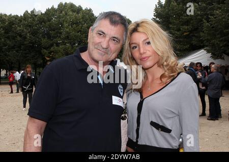 Jean-Marie Bigard et sa femme Lola assistent au tournoi de pétanque au profit de l'association 'Méghanora' qui s'est tenue sur la place des Invalides à Paris, France, le 29 septembre 2013. Photo de Audrey Poree/ABACAPRESS.COM Banque D'Images