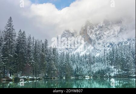 Magnifique paysage d'hiver avec des montagnes enneigées et des eaux claires du lac vert (Gruner See), célèbre destination touristique dans la région de Styrie, Autriche Banque D'Images