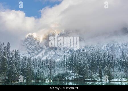 Magnifique paysage d'hiver avec des montagnes enneigées et des eaux claires du lac vert (Gruner See), célèbre destination touristique dans la région de Styrie, Autriche Banque D'Images