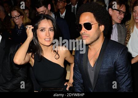 Salma Hayek et Lenny Kravitz assistent au salon de la collection Printemps-été 2014 prêt-à-porter de Saint Laurent qui s'est tenu au Grand Palais à Paris, en France, le 30 septembre 2013. Photo de Nicolas Briquet/ABACAPRESS.COM Banque D'Images