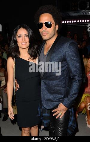 Salma Hayek et Lenny Kravitz assistent au salon de la collection Printemps-été 2014 prêt-à-porter de Saint Laurent qui s'est tenu au Grand Palais à Paris, en France, le 30 septembre 2013. Photo de Nicolas Briquet/ABACAPRESS.COM Banque D'Images