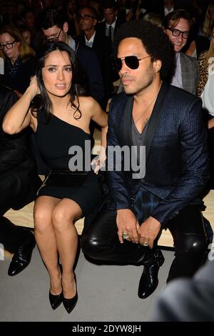 Salma Hayek et Lenny Kravitz assistent au salon de la collection Printemps-été 2014 prêt-à-porter de Saint Laurent qui s'est tenu au Grand Palais à Paris, en France, le 30 septembre 2013. Photo de Nicolas Briquet/ABACAPRESS.COM Banque D'Images