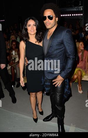 Salma Hayek et Lenny Kravitz assistent au salon de la collection Printemps-été 2014 prêt-à-porter de Saint Laurent qui s'est tenu au Grand Palais à Paris, en France, le 30 septembre 2013. Photo de Nicolas Briquet/ABACAPRESS.COM Banque D'Images