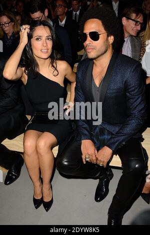 Salma Hayek et Lenny Kravitz assistent au salon de la collection Printemps-été 2014 prêt-à-porter de Saint Laurent qui s'est tenu au Grand Palais à Paris, en France, le 30 septembre 2013. Photo de Nicolas Briquet/ABACAPRESS.COM Banque D'Images