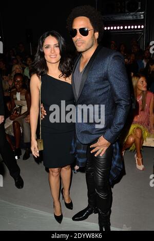 Salma Hayek et Lenny Kravitz assistent au salon de la collection Printemps-été 2014 prêt-à-porter de Saint Laurent qui s'est tenu au Grand Palais à Paris, en France, le 30 septembre 2013. Photo de Nicolas Briquet/ABACAPRESS.COM Banque D'Images