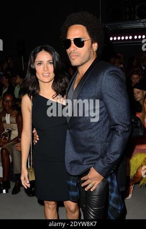 Salma Hayek et Lenny Kravitz assistent au salon de la collection Printemps-été 2014 prêt-à-porter de Saint Laurent qui s'est tenu au Grand Palais à Paris, en France, le 30 septembre 2013. Photo de Nicolas Briquet/ABACAPRESS.COM Banque D'Images