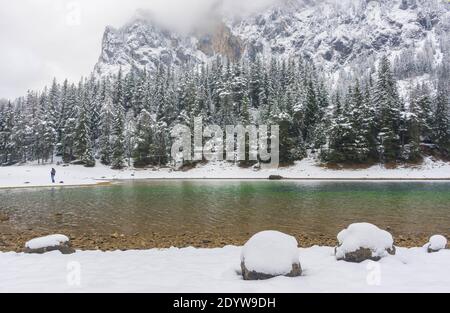 Magnifique paysage d'hiver avec des montagnes enneigées et des eaux claires du lac vert (Gruner See), célèbre destination touristique dans la région de Styrie, Autriche Banque D'Images