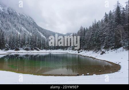 Magnifique paysage d'hiver avec des montagnes enneigées et des eaux claires du lac vert (Gruner See), célèbre destination touristique dans la région de Styrie, Autriche Banque D'Images