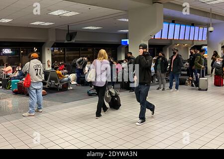 Dallas, Texas, États-Unis. 27 décembre 2020. Les voyageurs reviennent et quittent l'aéroport international de Dallas/fort Worth après le week-end des fêtes de Noël lors de la pandémie Covid-19 le 27 décembre 2020 à Dallas, Texas. Crédit : Mpi34/Media Punch/Alamy Live News Banque D'Images