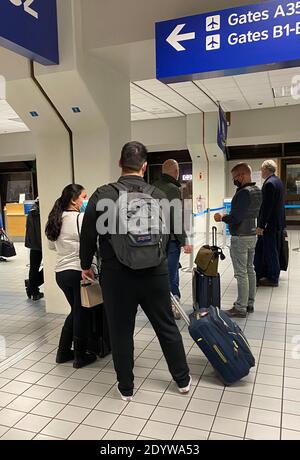 Dallas, Texas, États-Unis. 27 décembre 2020. Les voyageurs reviennent et quittent l'aéroport international de Dallas/fort Worth après le week-end des fêtes de Noël lors de la pandémie Covid-19 le 27 décembre 2020 à Dallas, Texas. Crédit : Mpi34/Media Punch/Alamy Live News Banque D'Images