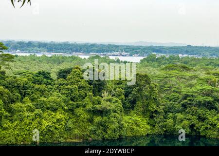 Lac de carrière Ubin et forêt tropicale depuis la colline de Puaka. Il est situé dans la partie ouest de l'île pulau ubin de Singapour. Le fond est la Malaisie. Banque D'Images