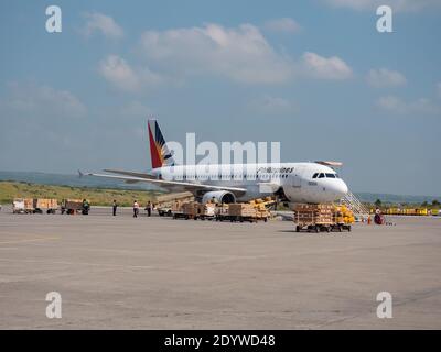 Philippine Airlines Airbus A320 chargé de fret à l'aéroport international General Santos à General Santos City, South Cotabato, Philippines Banque D'Images