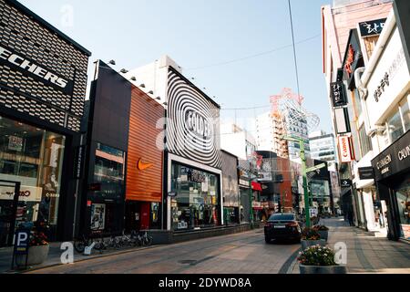 Busan, Corée - 11 novembre 2020 : rue commerçante Nampo-dong Banque D'Images