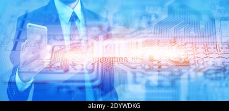 Double exposition homme tenant le téléphone intelligent mobile contre la mère de la carte de circuit imprimé expérience en matière de technologie de circuit de carte Banque D'Images