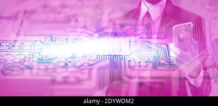 Double exposition homme tenant le téléphone intelligent mobile contre la mère de la carte de circuit imprimé expérience en matière de technologie de circuit de carte Banque D'Images