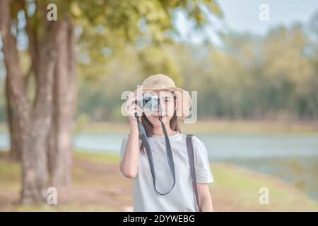 Les femmes d'Asie et de voyage de l'appareil photo Prendre une photo Nature Banque D'Images