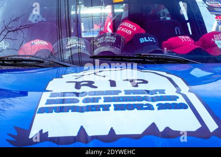 Milford, États-Unis. 27 décembre 2020. Un camion aux sentiments anti-démocrates peints sur son capot et des chapeaux pro-Trump sur son tableau de bord à Milford.UN petit rassemblement pro-Trump traverse Milford, en Pennsylvanie, un dimanche après-midi, alors que le sentiment anti-Biden se poursuit. Crédit : SOPA Images Limited/Alamy Live News Banque D'Images