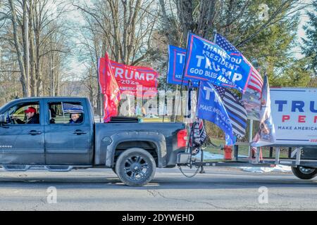 Milford, États-Unis. 27 décembre 2020. Un camion battant le drapeau de Trump traverse Milford au cours d'un rallye pro-Trump deux jours après Noël. UN petit rassemblement pro-Trump traverse Milford, en Pennsylvanie, un dimanche après-midi, alors que le sentiment anti-Biden persiste. Crédit : SOPA Images Limited/Alamy Live News Banque D'Images