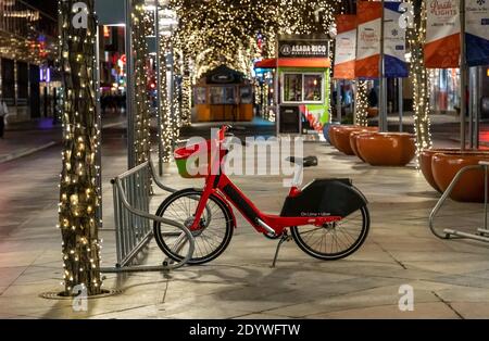 Denver, Colorado - 24 décembre 2020 : un vélo sur la rue décorée dans le centre-ville de Denver, Colorado, le réveillon de Noël. Banque D'Images