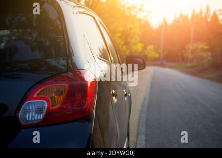 Voiture garée sur la route, voiture garée dans la rue Banque D'Images