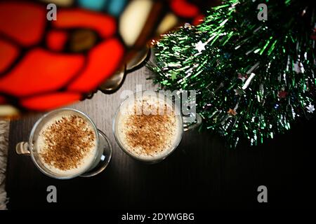 Milk-shake de lait de poule de Noël sur une table avec arbre de noël et table lampe Banque D'Images