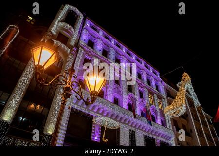Noël illuminé décoration étincelante et bâtiment décoratif avec éclairage à bandes LED dans le centre-ville de Budapest, Hongrie. Banque D'Images