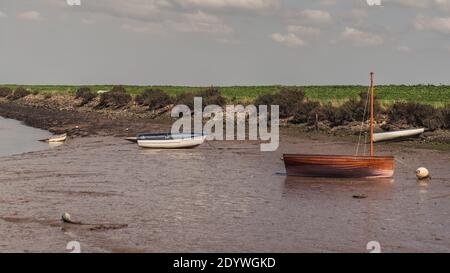 Bateaux dans le Marais, vu dans Overy Burnham Overy Staithe, Norfolk, England, UK Banque D'Images