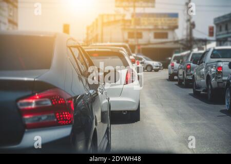 Voiture garée sur la route et siège de petite voiture de passager activé la route utilisée pour les déplacements quotidiens Banque D'Images