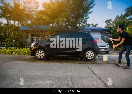 Homme nettoyant voiture Banque D'Images