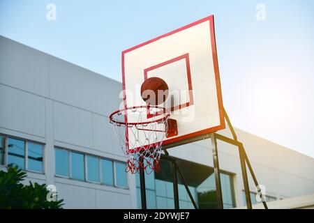 Les personnes qui se disputent le basket-ball Banque D'Images